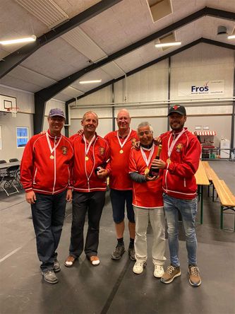 Double medaljevindere (fra venstre mod højre):
Philip Malmos, Bronze (sammen med Jimmy Christiansen) i Herrer rækken, Henrik Vedel og Henrik Busk, Guld i Veteran rækken, 