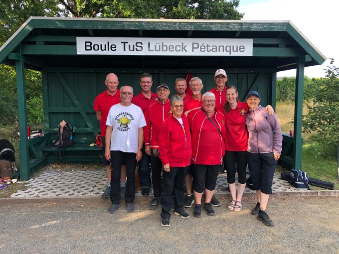 Ti glade StarPetanque spillere (samt Mia) deltog i Lübeck weekend turen - med pæne resultater til følge. 
- Double lørdag: Tanya og Philip blev nr. 3, og Jørgen og Peter nr. 7, som de bedste resultater.
- Triple søndag: Bedste resultat blev Bodo, John B, og Peter, som blev nr. 3/4 i B-rækken. Helle, Mia (og Tyske makker Anna) blev nr. 3/4 i D-rækken