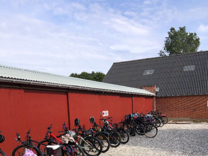 Cyklerne var mange og eleverne ligeså da StarPetanque tog imod 40 elever fra 6. klasse fra Bjerringbro skole. Eleverne var delt op i to hold med 20 på hver, så instruktørerne have et før-middagshold og et efter-middagshold. Rigtig mange af eleverne udviste både talent og (ikke mindst) interesse for spillet. Nu krydser vi fingre for at nogle af de unge mennesker er 